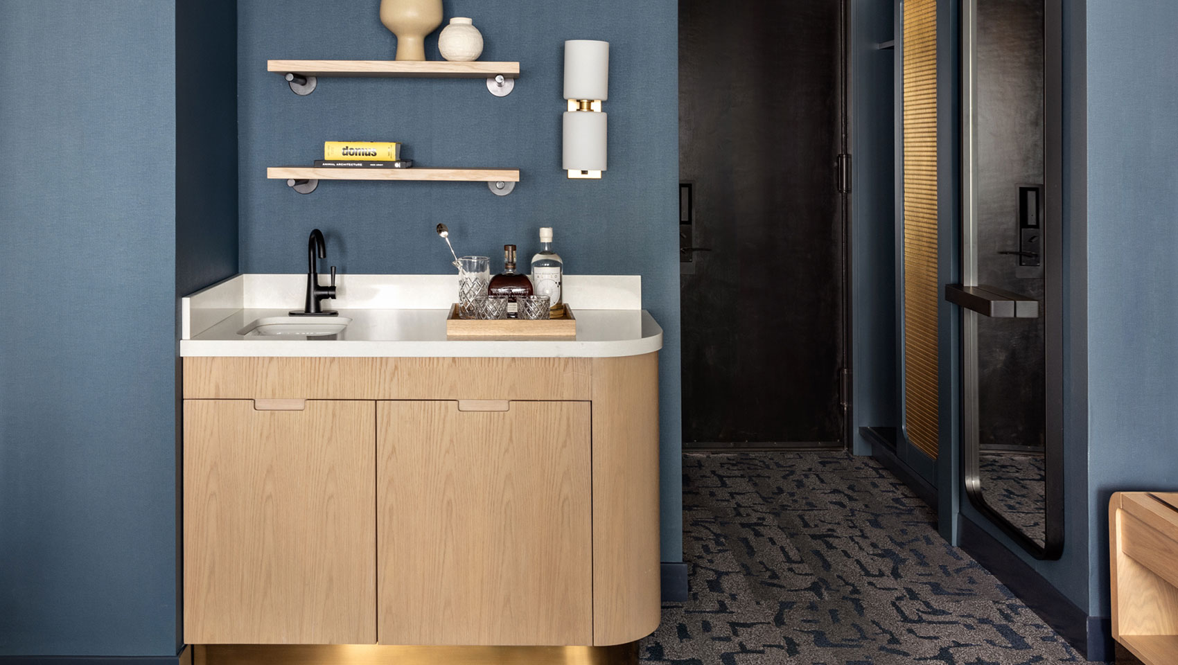 theta king guestroom bar